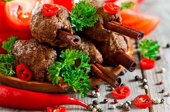 Meat rolls with spices and vegetables are an example of appropriate nutrition